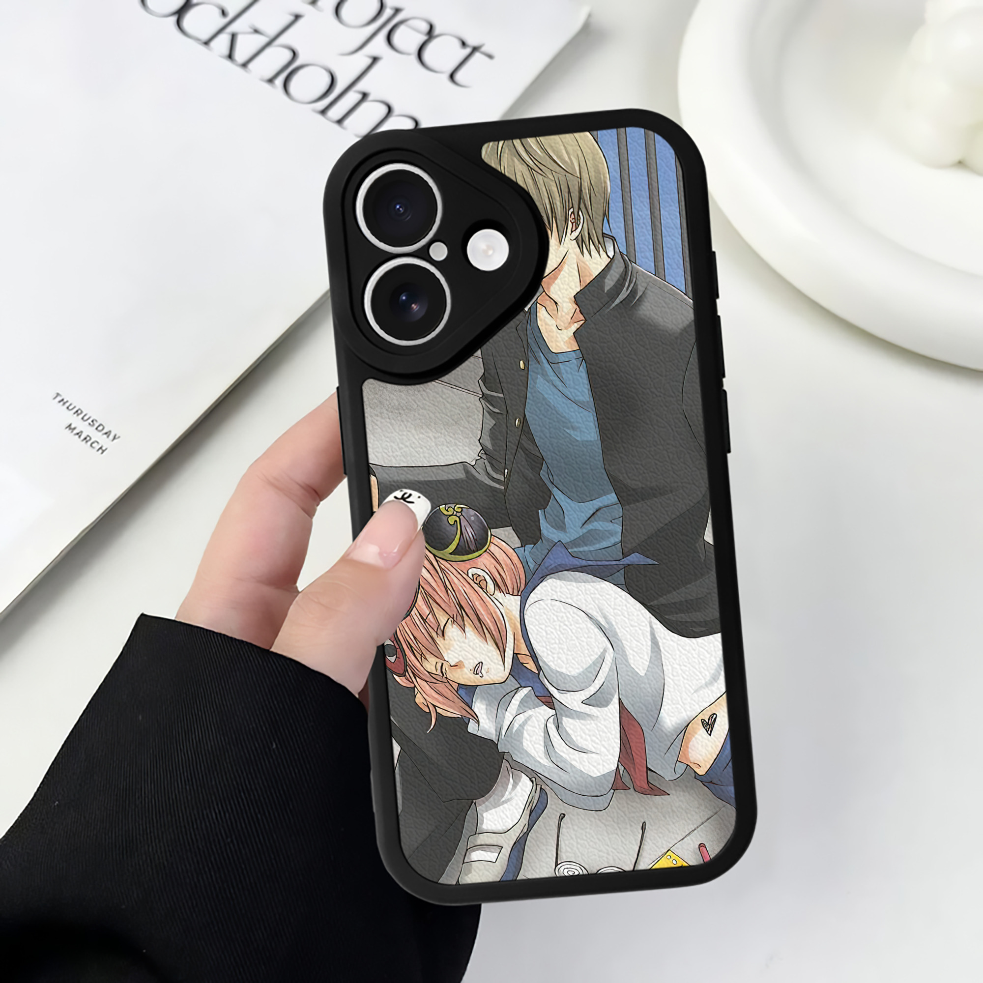 （画像用） ぎんたま 坂田銀時（さかたぎんとき） 神楽 志村新八（しむら しんぱち） GINTAMA Sakata Gintoki Kagura Shimura Shinpachi 【iPhone 16シリーズ対応】シリコンスマホケース（レザー調） 材質：シリコン